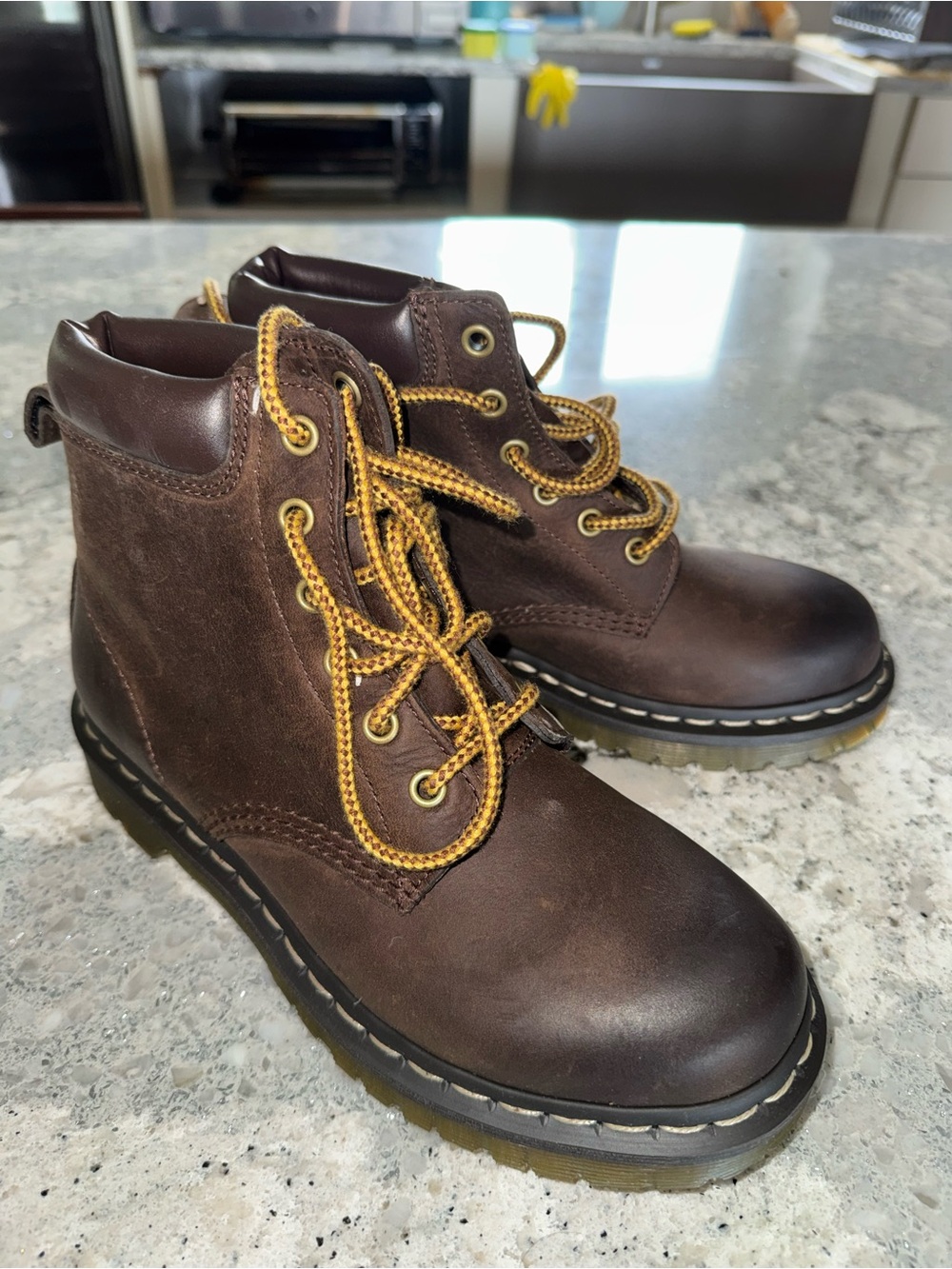 NWB Dr. Martens Brown Lace-Up Leather Boots Burnished Wyoming Size 8